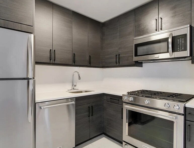 Building Photo - 856 10th Ave