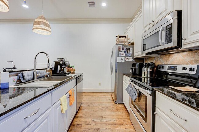 Building Photo - 3105 Fairdale Oaks E
