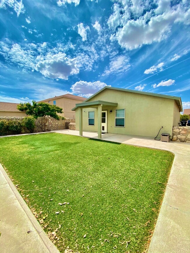 Building Photo - 14214 Lasso Rock Dr