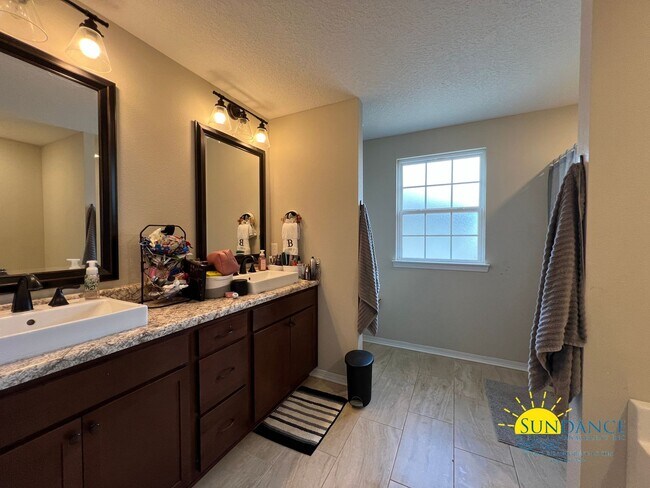 Building Photo - Beautiful 3 Bedroom Home in Crestview!