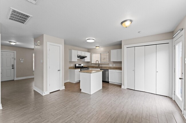 Building Photo - 7419 Ravenswood