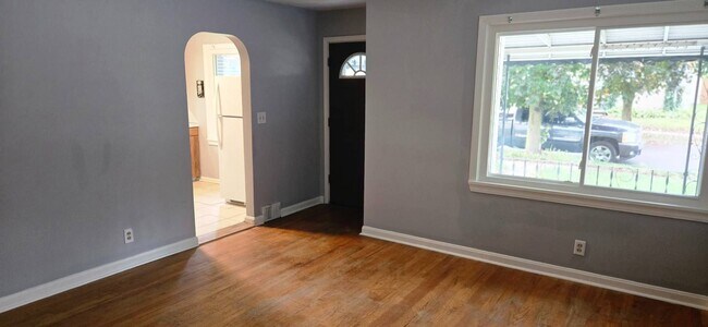 Building Photo - Charming 3 - Bedroom Property in Prime Location