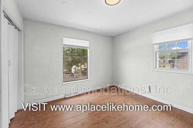 Building Photo - 1105 W Elm Terrace