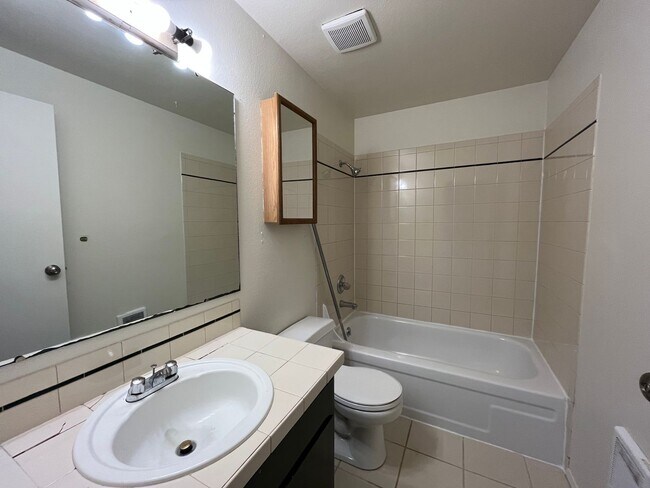 Building Photo - 2 Bed, 1 Bath - Close to Bus Stops, Conven...