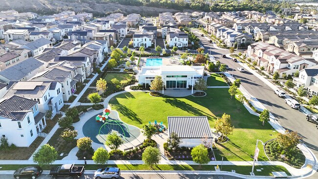 Building Photo - Light and bright 4 bedroom 3 bath beauty i...