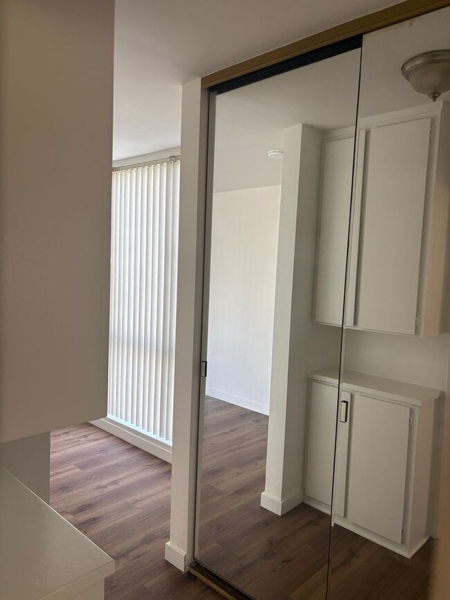 Building Photo - Spacious 2-Bed, 2-Bath Condo in Prime Culver City Location – Freshly Updated!