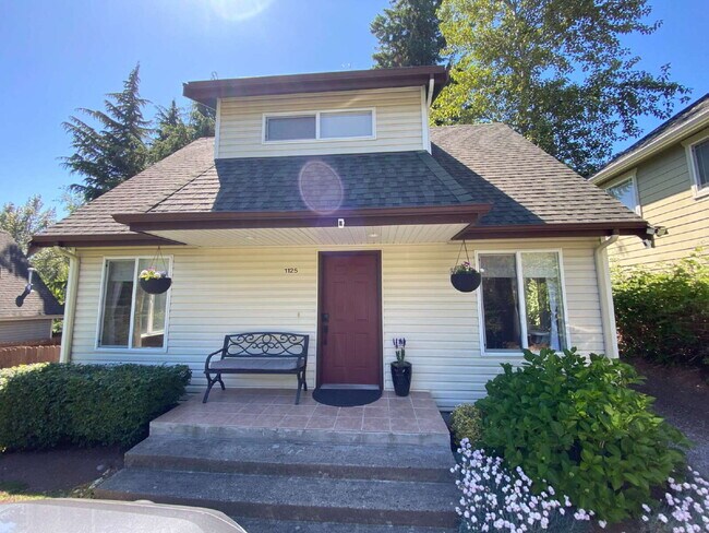 Building Photo - Quiet 3-Bed, 1.5-Bath Home with Large Encl...