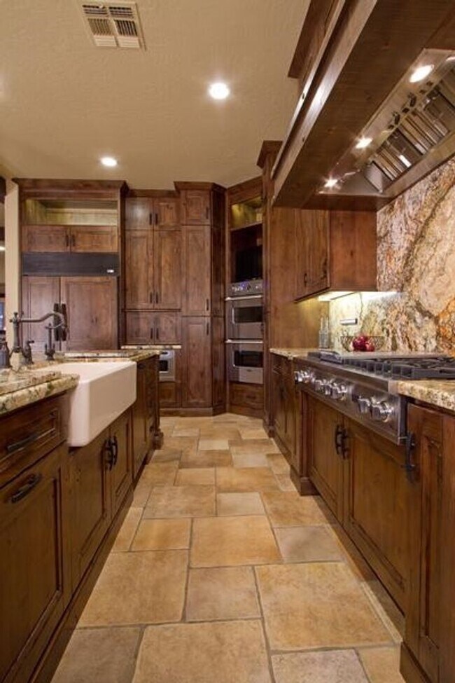 Building Photo - On GOLF COURSE LOT - 3 Bed/3Bath GATED Com...