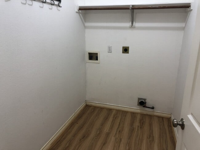 Building Photo - 5 Bedrooms in Richardson!