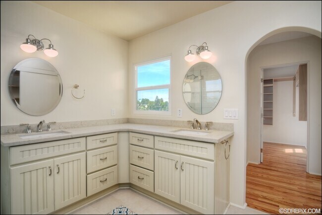Building Photo - Modern 2 bedroom 2 bath home in Kensington Heights!