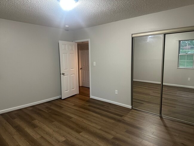 Building Photo - 9123 N Swan Cir