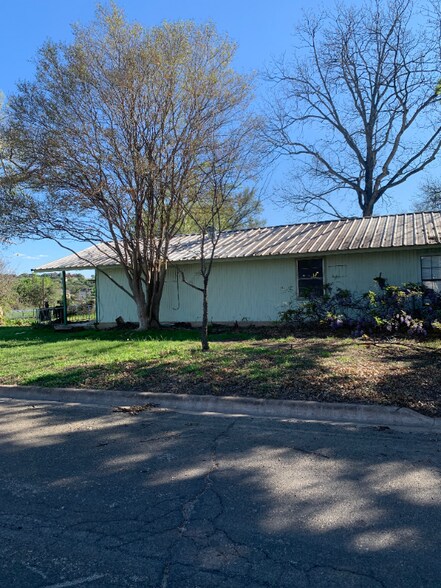 Building Photo - 600 Lakeshore Dr