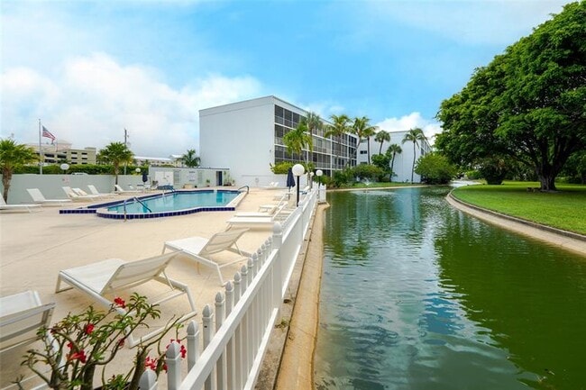 Building Photo - 400 Waterway Dr S