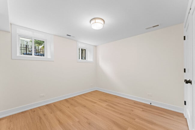 Building Photo - 1954 N Sheffield Ave