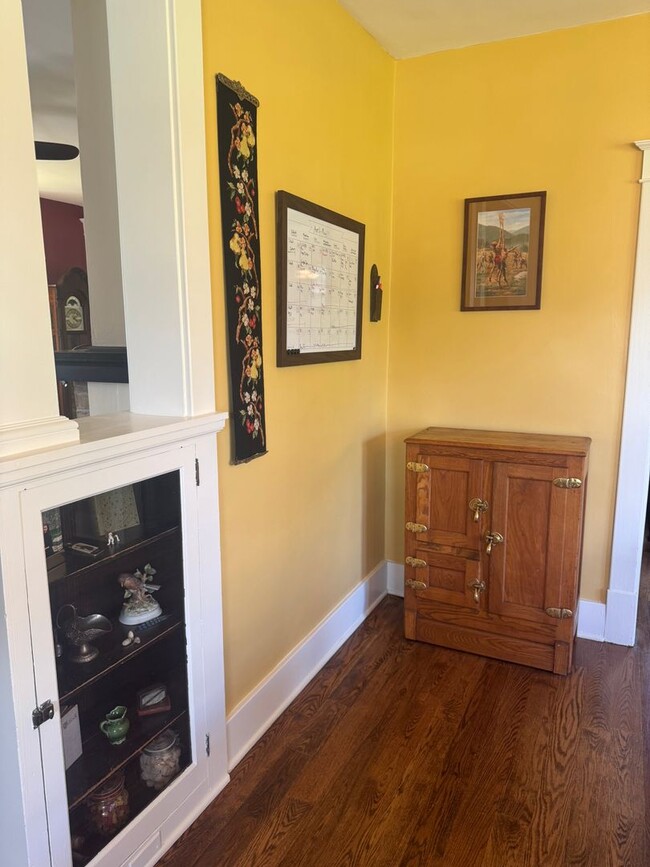 Building Photo - Charming 3-Bedroom Home in Desirable Allis...