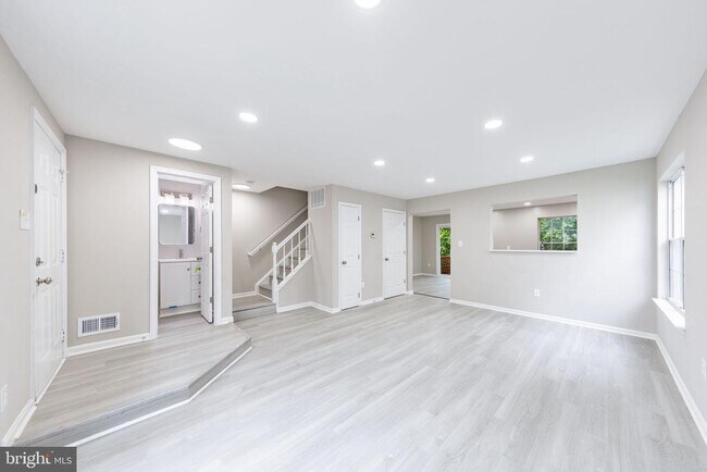 Building Photo - 344 Moseby Ct