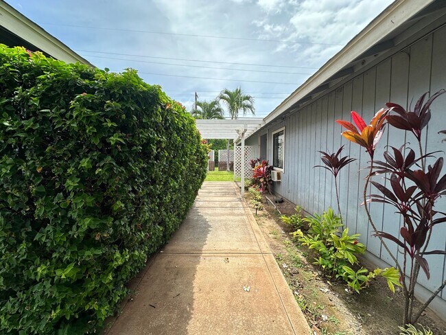 Building Photo - 3/2 House W/ 1/1 Cottage