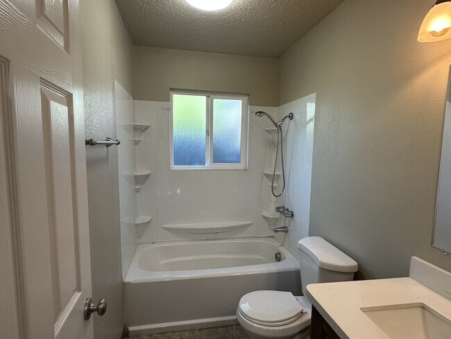 Building Photo - 719 SW Bridge St