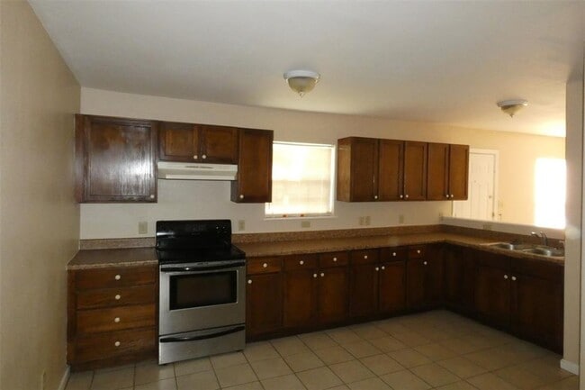 Building Photo - 910 Nelson St