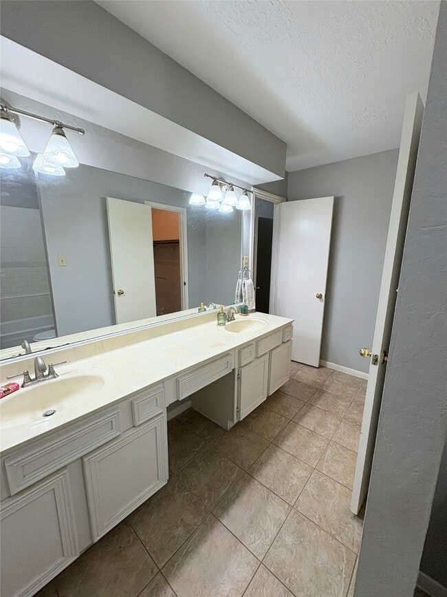 Building Photo - 1014 Stoneleigh Ct