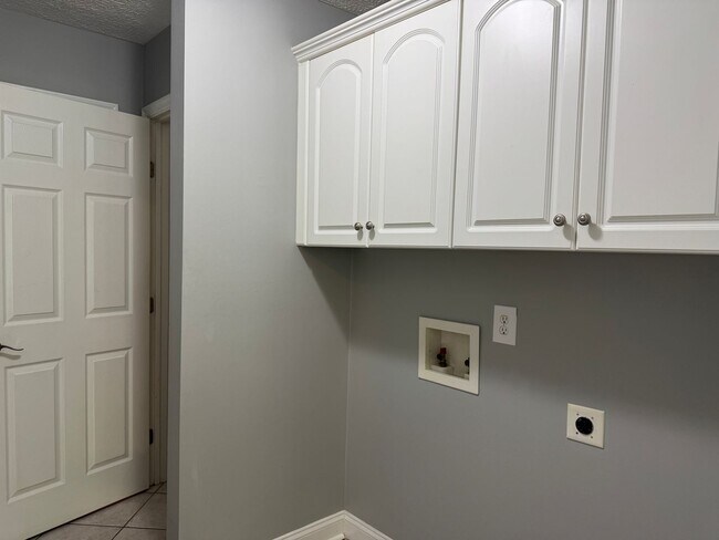 Building Photo - Beautiful Brick Home with Bonus Room in Desirable Berne Glade!