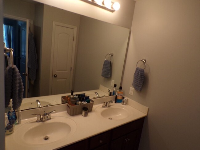 Building Photo - Two Bedroom Two and half Bathrooms Townhome!