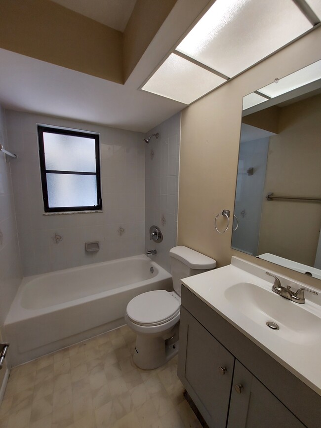 Building Photo - 801 SW 10th Pl