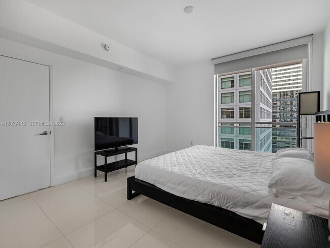 Building Photo - 950 Brickell Bay Dr