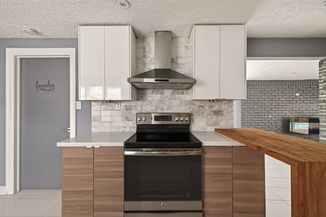 Building Photo - 2130 Round Lake Dr