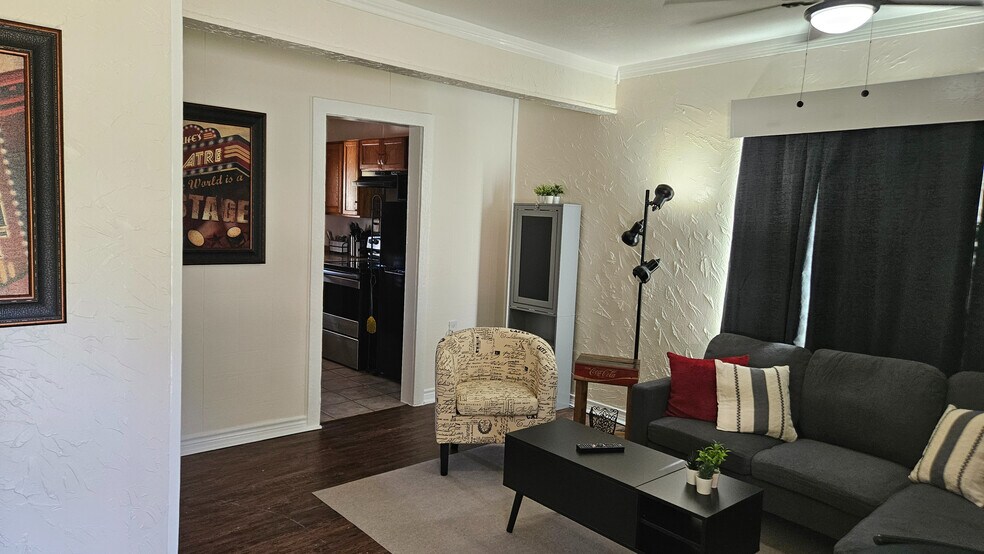 Building Photo - Room in House on Hayes Ct