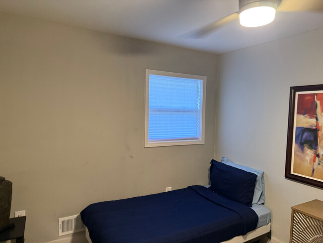 Building Photo - Room in House on Edgewater Dr SW