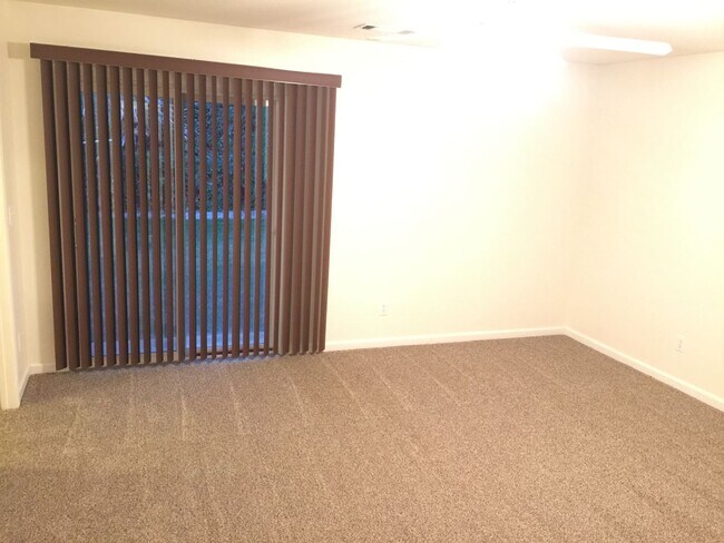 Building Photo - 1543 Lakeside Dr
