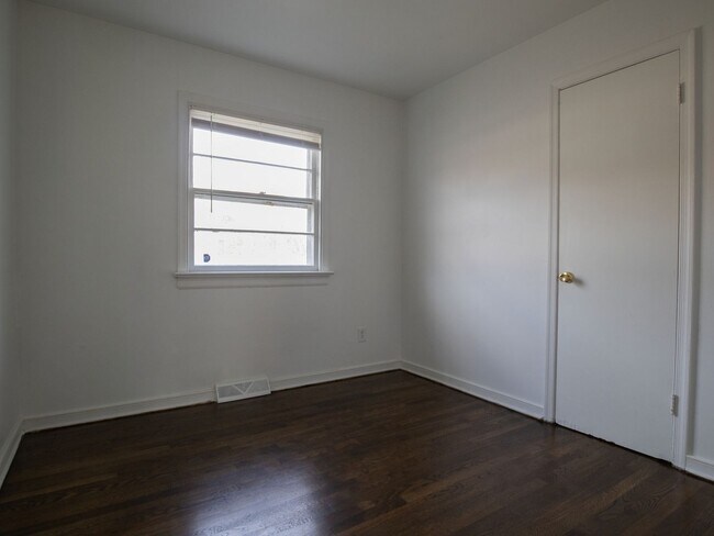 Building Photo - Charming 3BR Brick Ranch