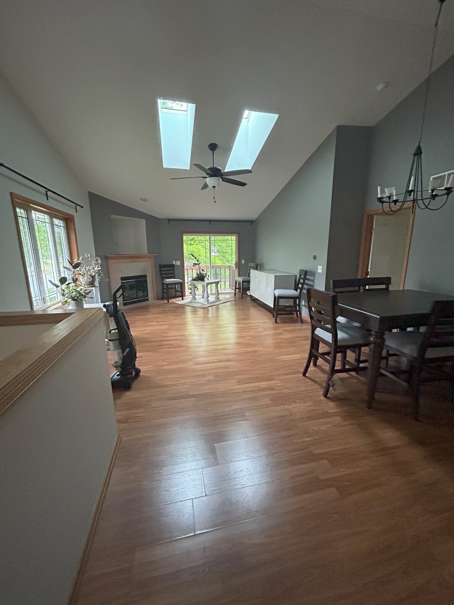 Living/Dining Room - 1051 Tamarack Way