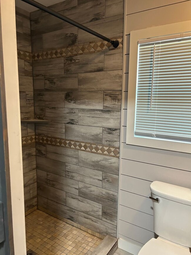 Building Photo - 501 E 17th St