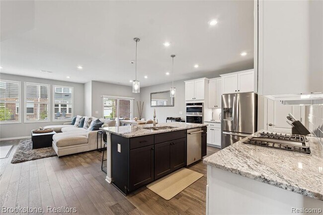 Building Photo - 765 Hummingbird Dr