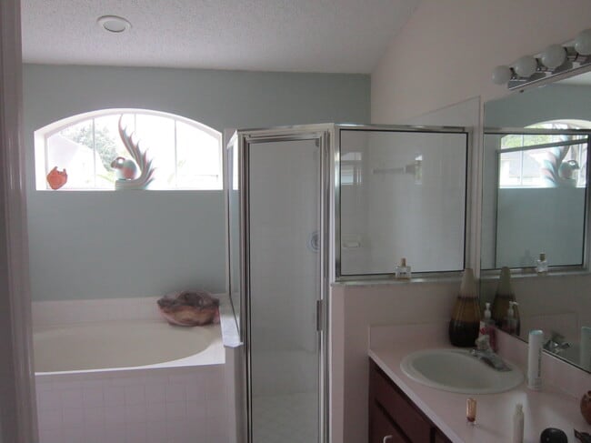 Building Photo - 9302 Pontiac Dr