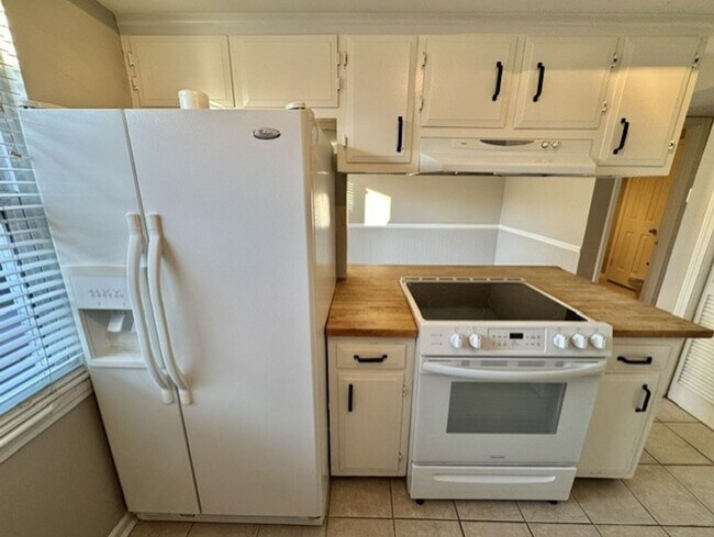 Building Photo - 2 Bed, 1.5 Bathroom Townhome with 2 Vehicle Carport