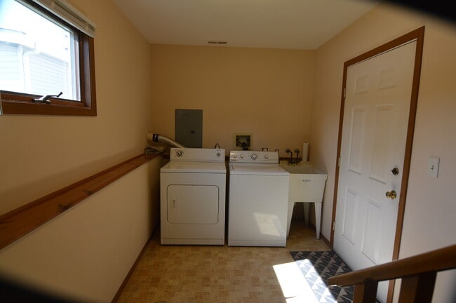 Building Photo - 102 Lotus Ave