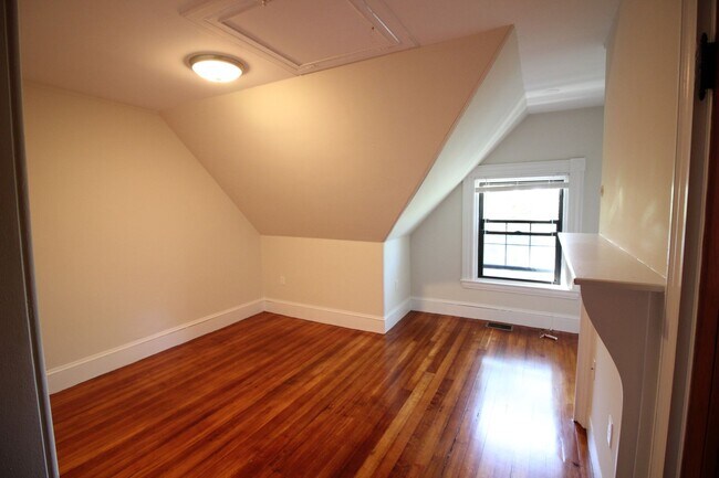 Building Photo - Sunny Fort Hill 5bd/2.5bath