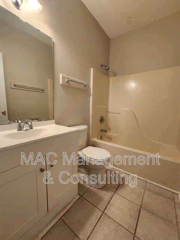 Building Photo - 978 N Franklin Ave