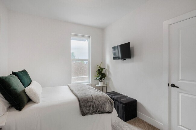 Building Photo - Bright & Inviting Home | Access to All