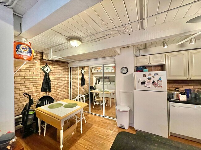 Building Photo - 806 S Loomis St