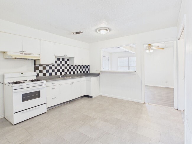 Building Photo - Spacious 2 bedroom 2 living areas 1 bath with a garage!