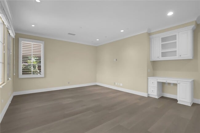 Building Photo - 64 Bianco