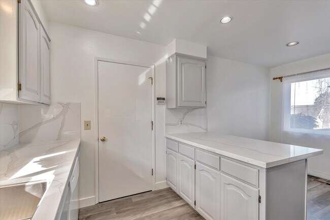 Building Photo - Tri-Level Home in Los Gatos
