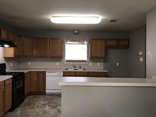 Building Photo - 3 Bedroom House in Denham Springs
