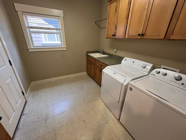 Building Photo - Landscape Maintenance Included! Spacious 3 Bed/2.5 Bath Home in SW Bend - Elder Ridge Street