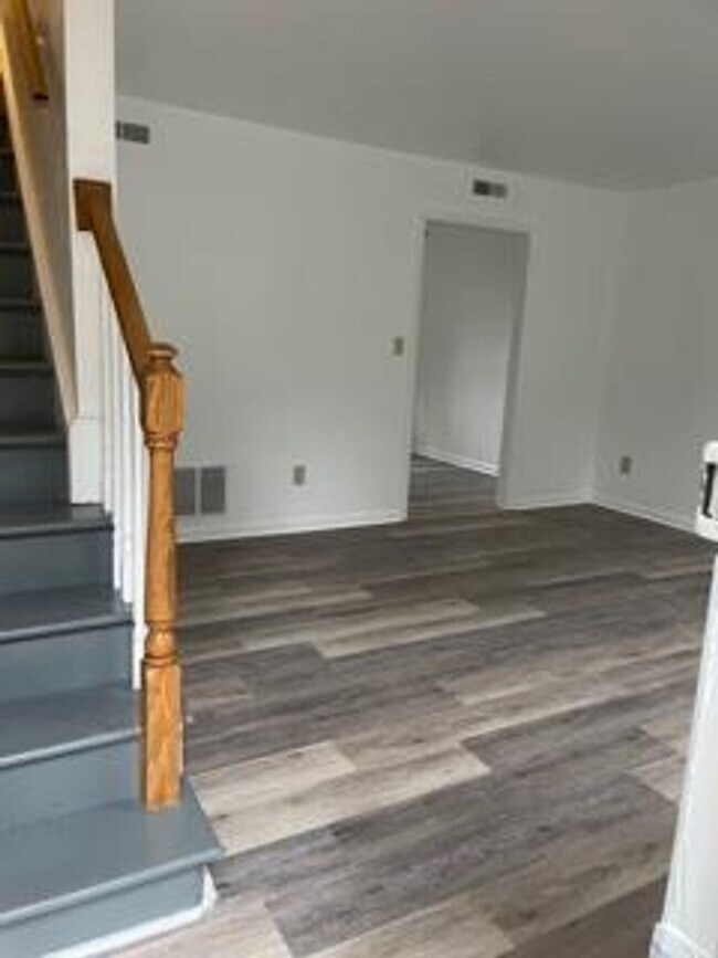 Building Photo - New Listing!