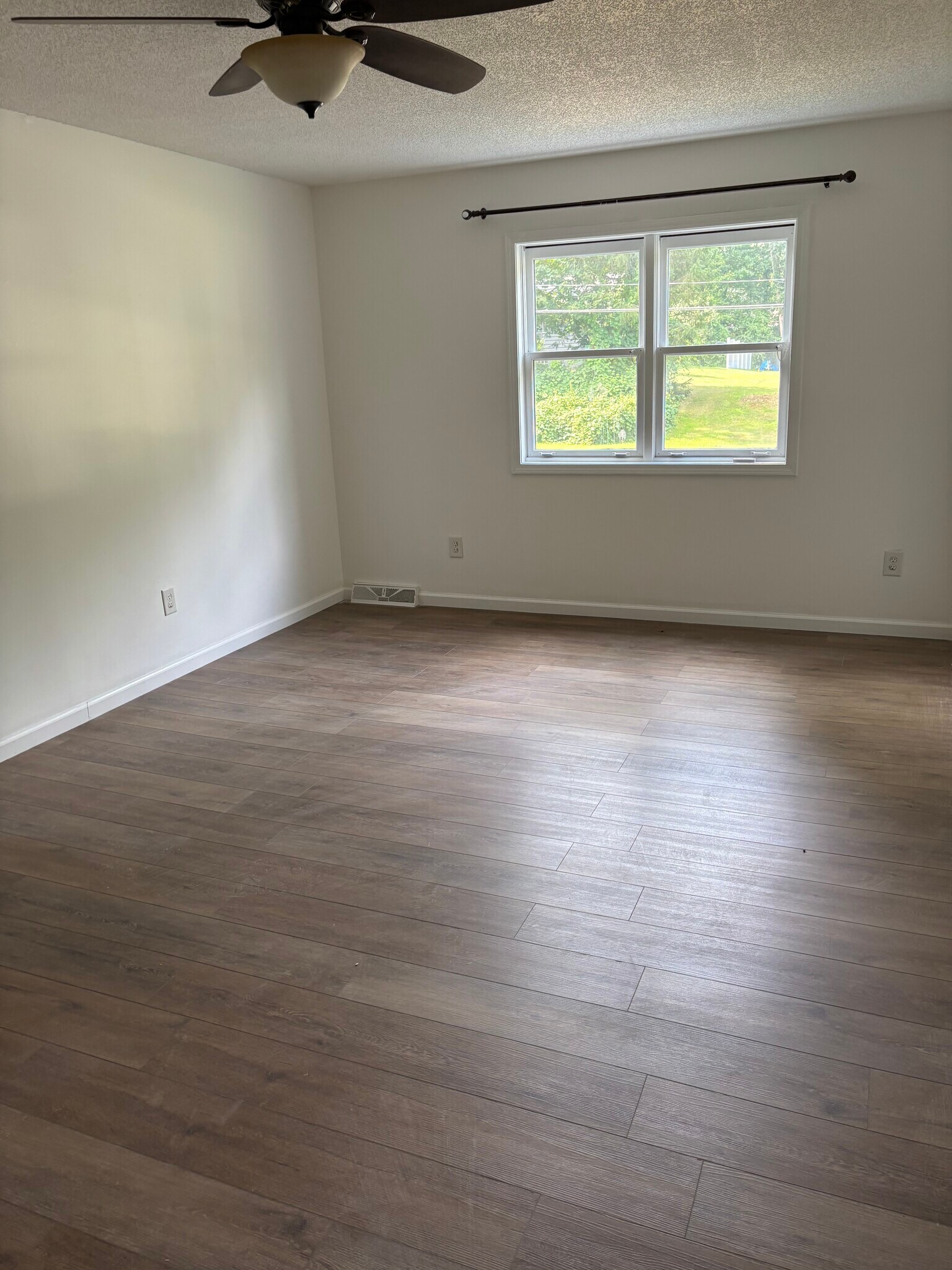 Main Bedroom - 113 Woodin Rd